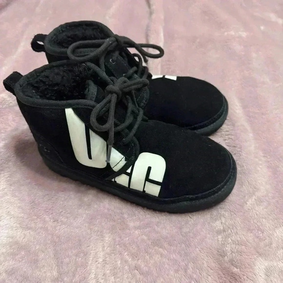 UGG Kid’s Neumel Chopd Classic Lace Up Suede Boot in Black - Big Kids 4 - Picture 2 of 16